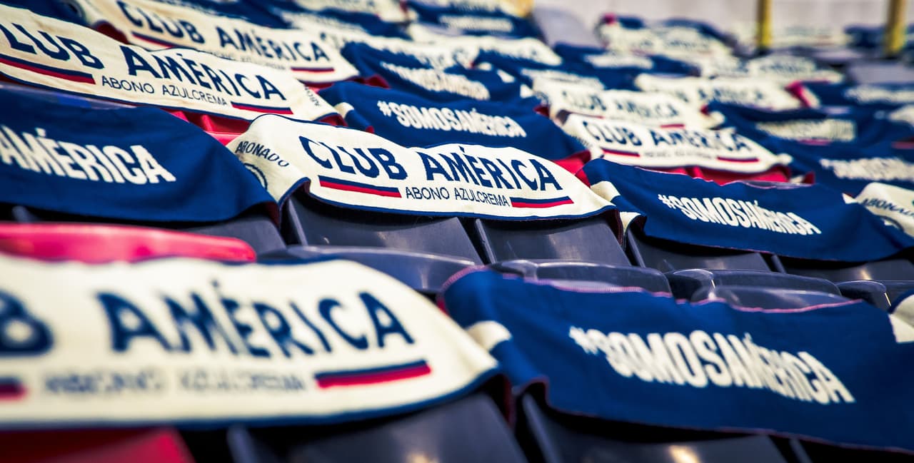 América realiza un homenaje a sus aficionados con bufandas, lonas y playeras en las gradas del Estadio Azteca con la leyenda: "Volveremos a estar juntos. Gracias por tu apoyo".