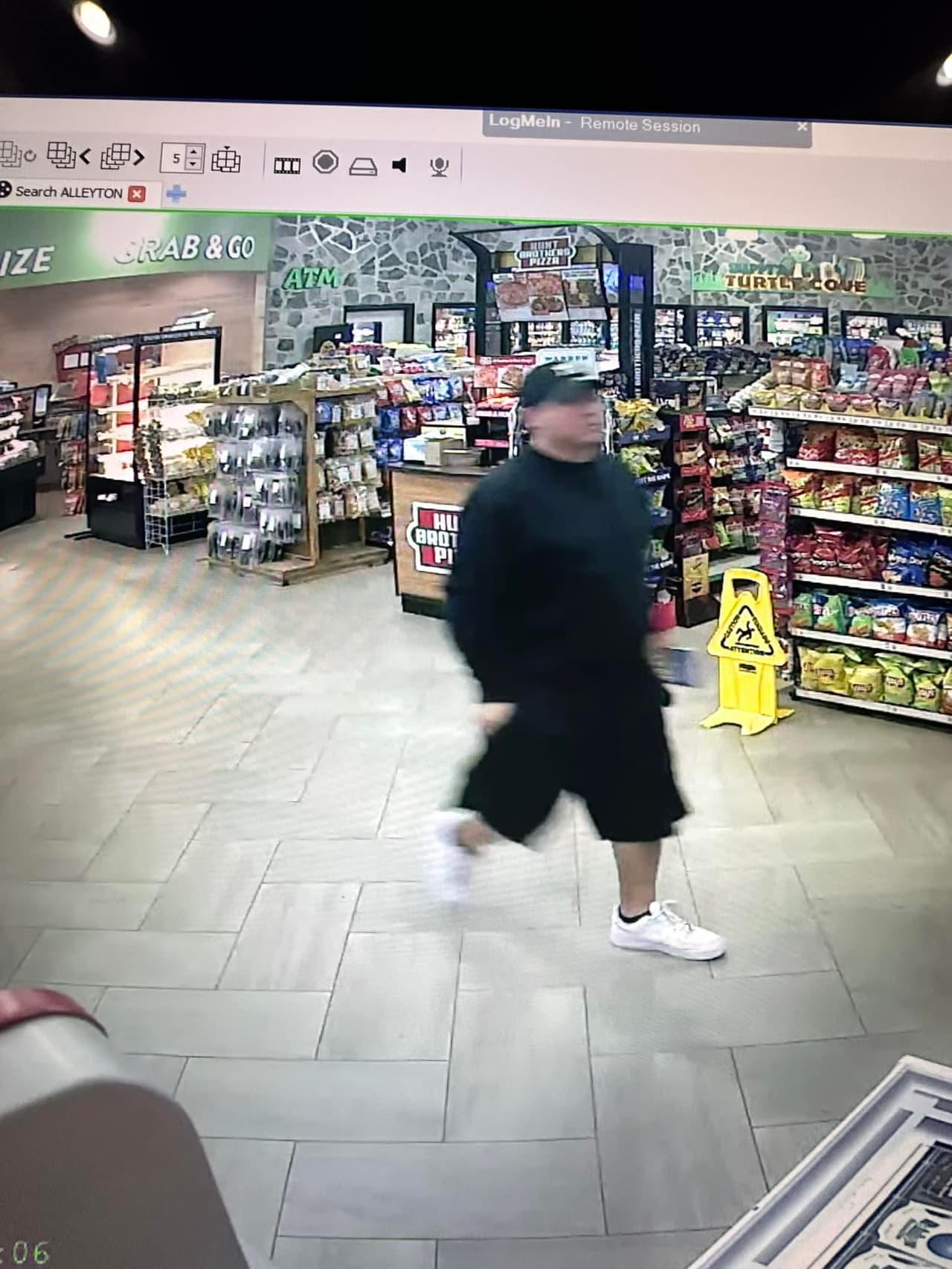 El sospechoso es descrito como un hombre blanco o hispano de entre 20 y 30 años, quien conduce un auto rojo brillante, posiblemente un Honda Civic 2016-2021.