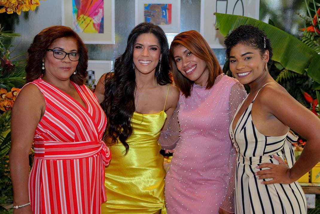 Aquí la vemos posando junto a Divina, amigos y familiares en la gran fiesta que organizó Francisca el 5 de mayo para celebrar que llegó a la tercera década.