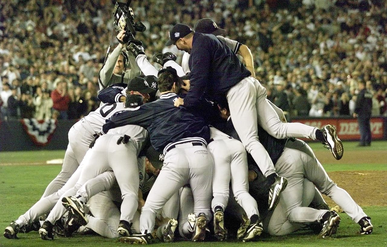 En 1998 se convirtió en el único estadio en haber sido escenario de un Super Bowl y una Serie Mundial en el mismo año.