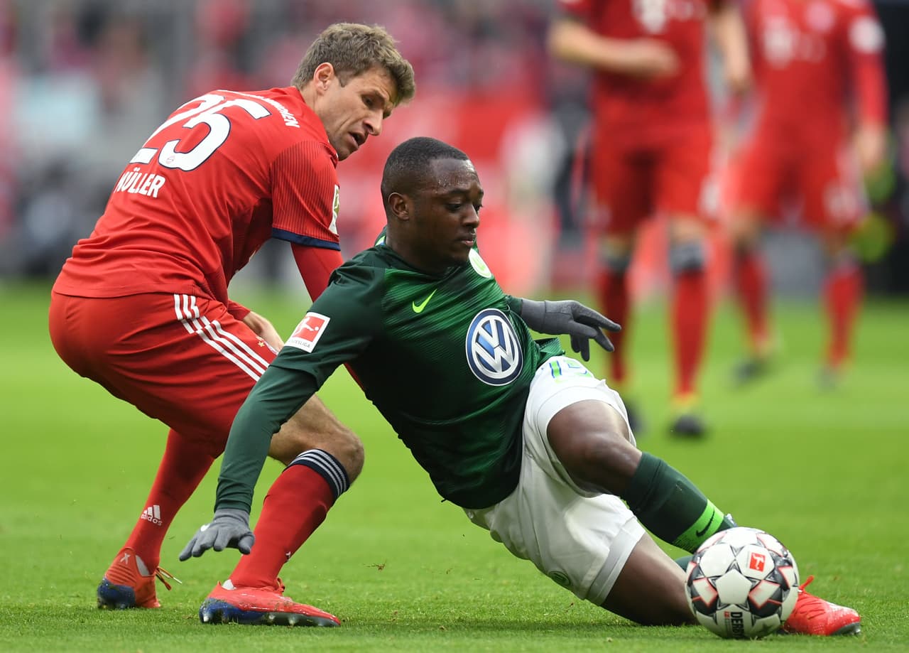 En los primeros minutos el juego estuvo parejo, pero pronto se iba a inclinar en favor de los locales.