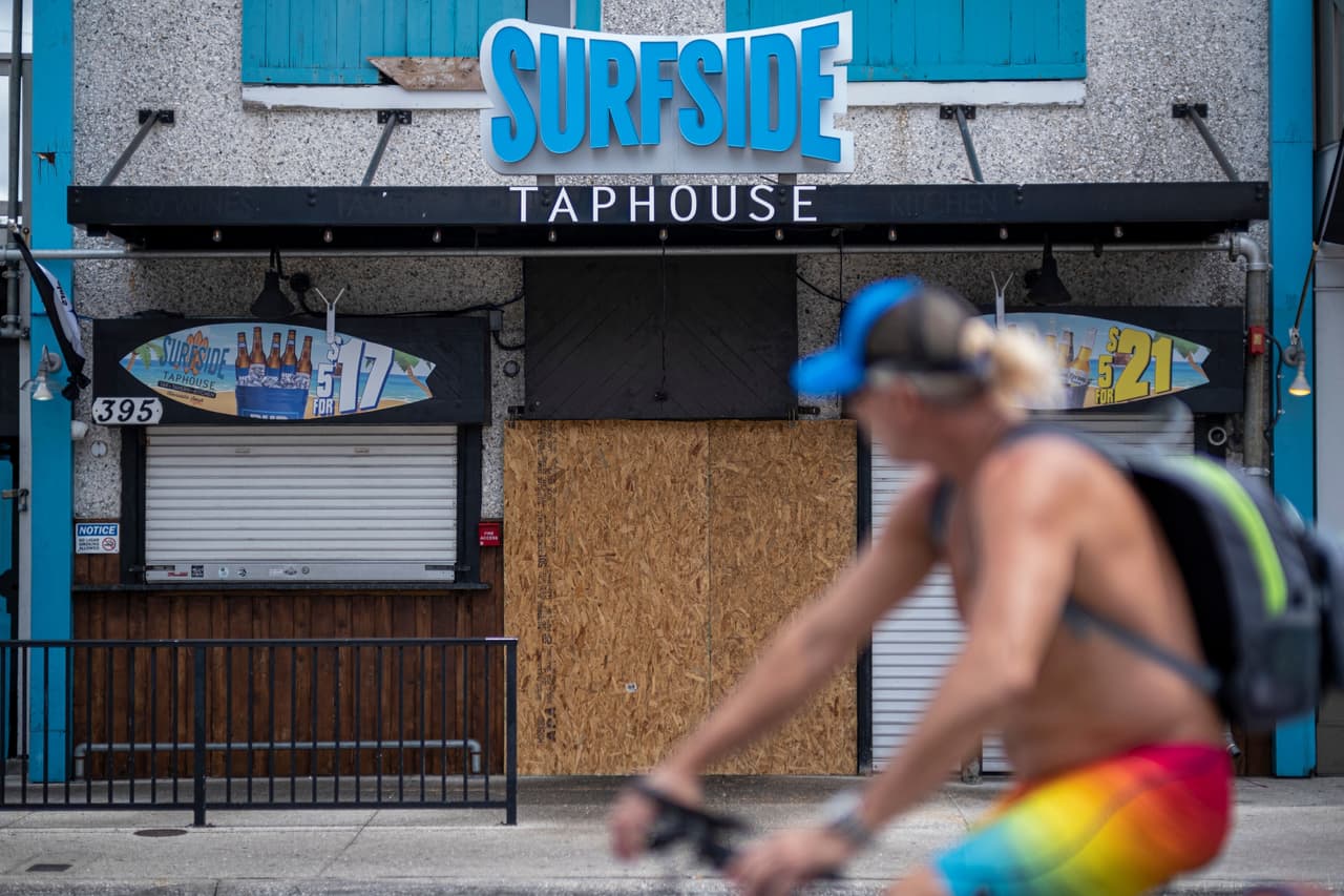 El
<a href="https://www.univision.com/noticias/activan-a-7-000-soldados-de-la-guardia-nacional-ante-la-llegada-del-huracan-ian-que-funciones-tendran-video">gobernador Ron DeSantis</a> pidió a la gente prepararse para apagones y alejarse de la trayectoria del huracán.
<br>