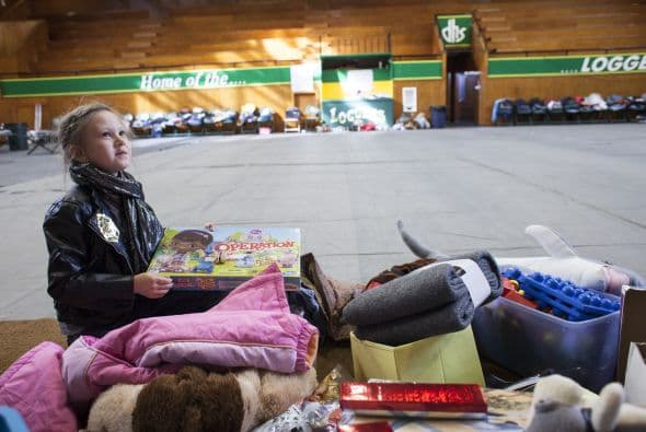 Riley Bradley, de 7 años es retratada con donaciones que llevó a un refugio temporal de la Cruz Roja en el Centro de Darrington