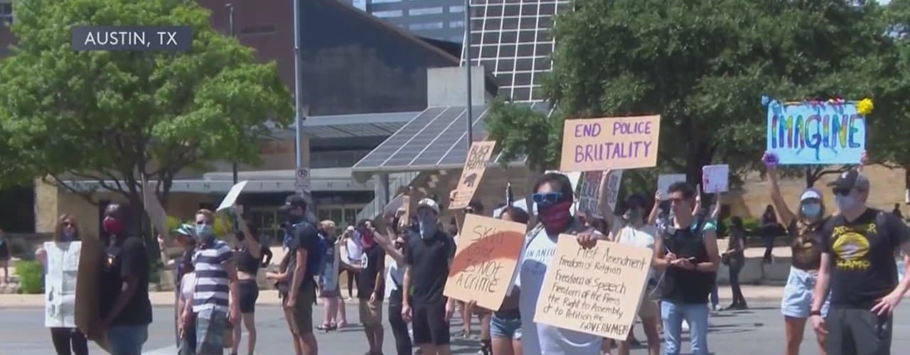 Los presentes pidieron un alto al abuso policiaco y hablaron sobre otras víctimas que han muerto a manos de la Policía, como Mike Ramos.