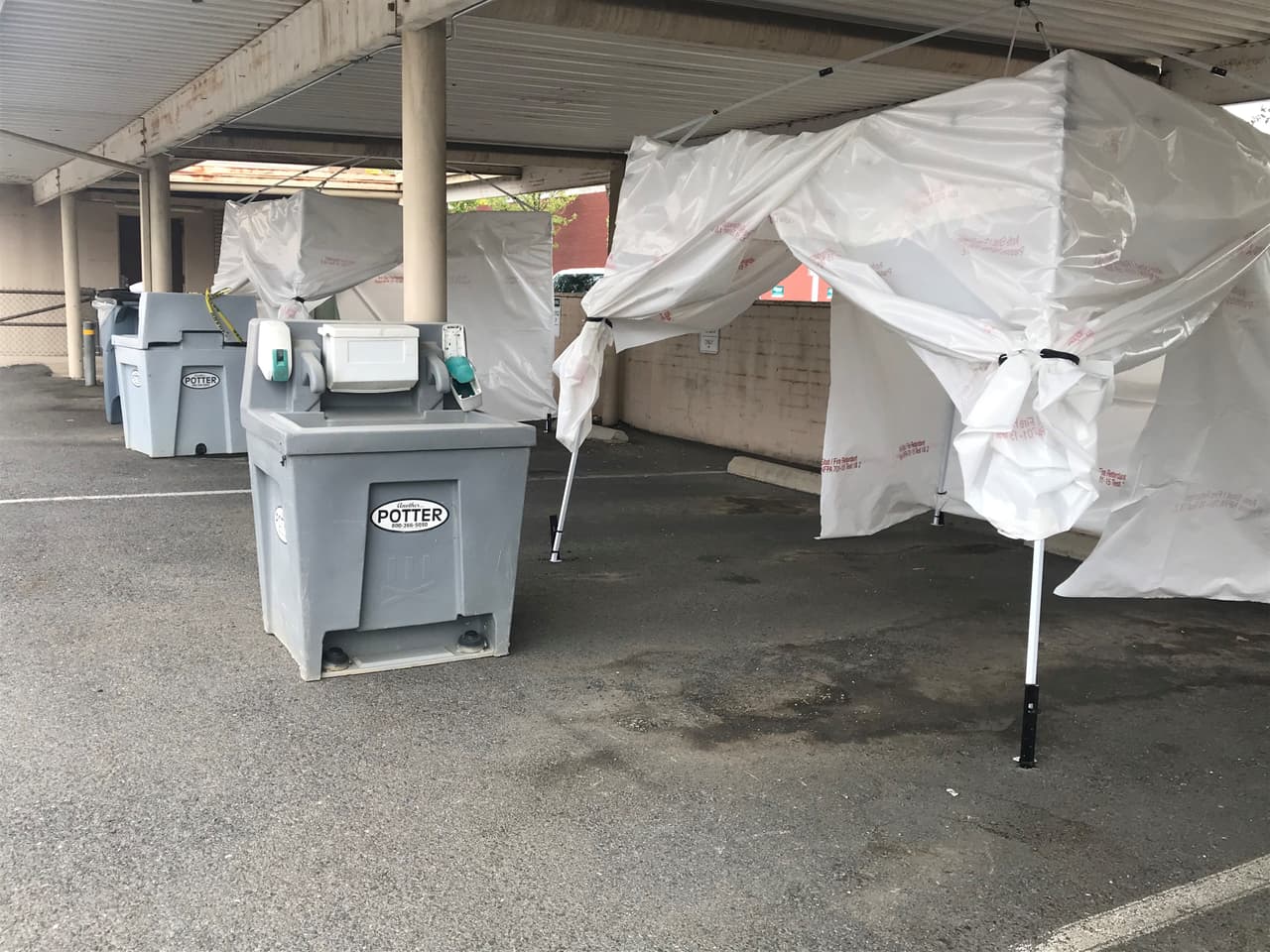 Hospital de Visalia instala carpas adicionales para poder enfrentar emergencia de coronavirus