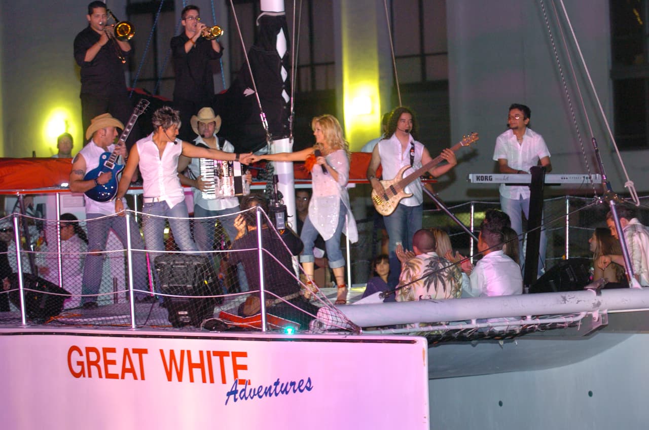 Sin duda, los gustos por los géneros musicales son lo que más han cambiado. En la primera entrega, el número musical de apertura corrió a cargo de Alicia Villarreal, representante de la música grupera.