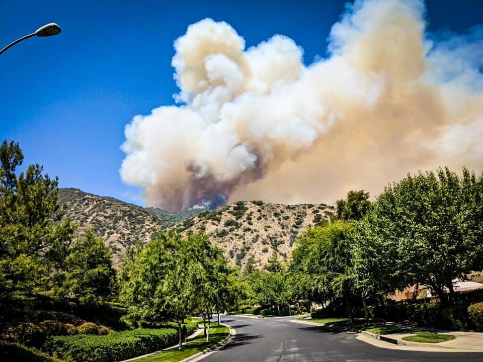 Ordenan evacuaciones debido al incendio Dam que se propaga rápidamente cerca de Azusa