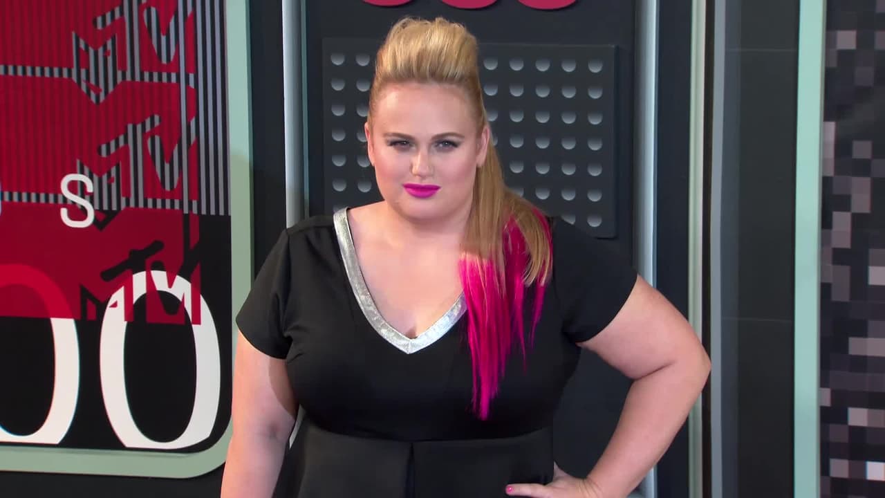 Rebel Wilson saca su propia línea de ropa talla extra