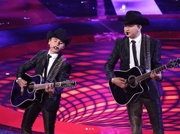 Los Plebes del rancho de Ariel Camacho se lucieron al interpretar la canción 'Por enamorarme'.