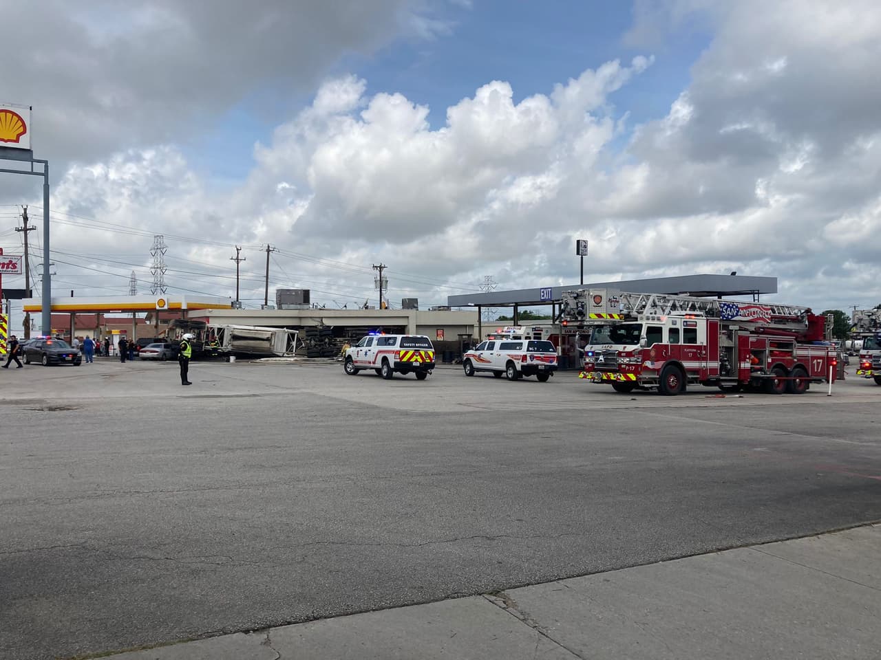 Una persona tiene heridas que ponen en peligro su vida después de que un camión se volcó en una estación de servicio en el lado noreste de la ciudad de San Antonio.