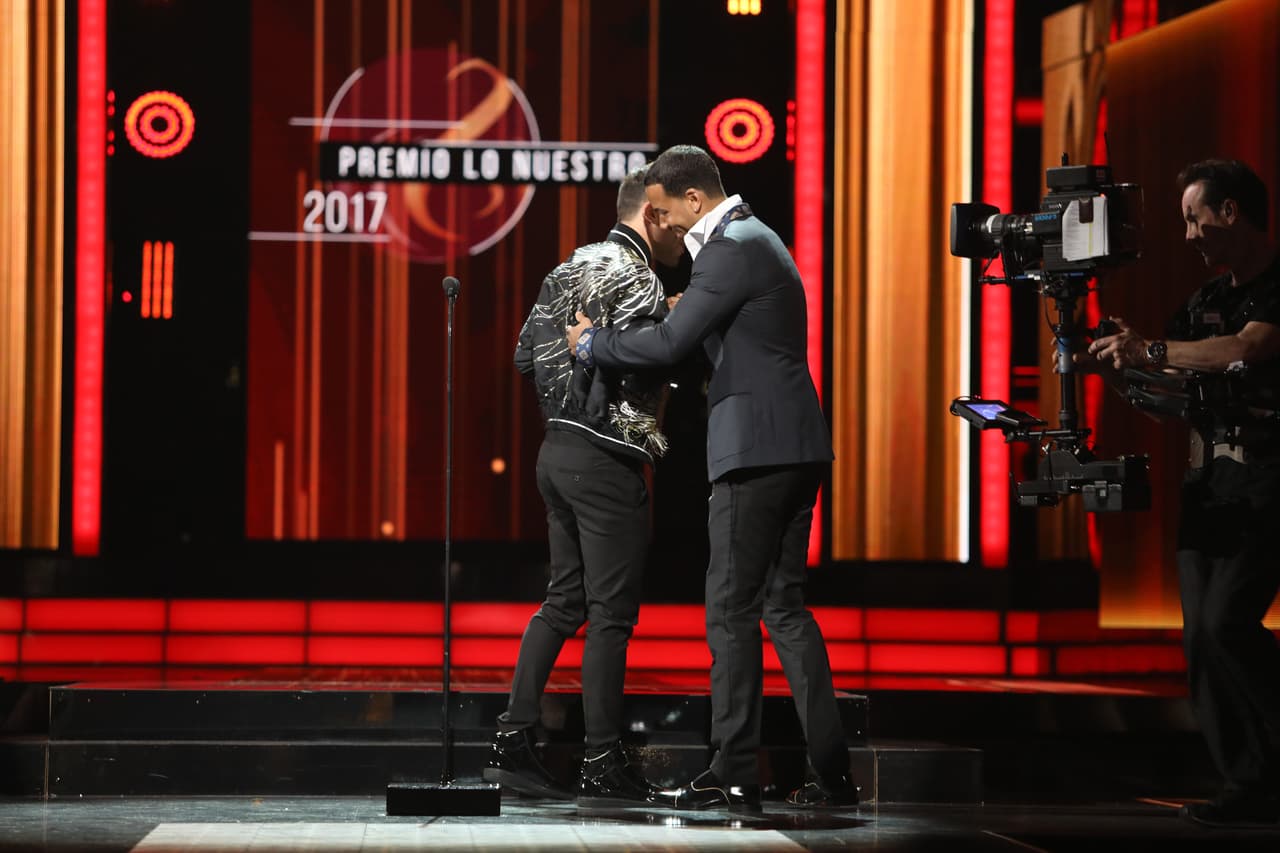 Este reconocimiento fue entregado por el también cantante, Prince Royce, quien le dio un cálido abrazo a "El Rey de la Bachata". Romeo agradeció a su familia, fans y a quienes difunden su música.