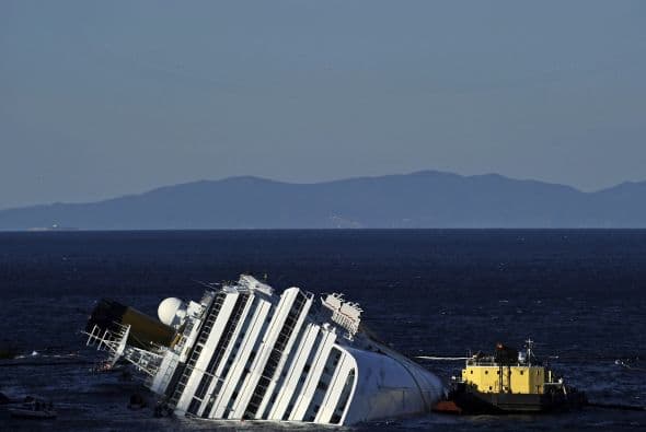 Se estima que el Costa Concordia costó unos $100 millones, sin embargo, otros expertos han mencionado que pudo tener un precio de hasta $460 millones, pero esta inversión se puede recuperar entre los dos o tres primeros años de vida del crucero. El Concordia llevaba cinco años navegando.