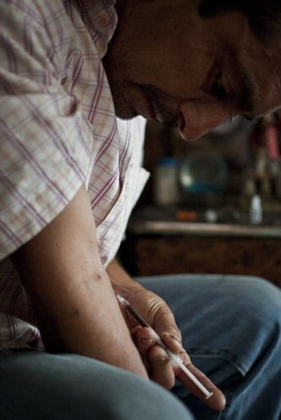 "Tengo a mis tres hijos con mi madre y hace cinco meses que no los veo", revela Carla. "Pero de vez en cuando me doy cuenta que mi madre me está observando mientras estoy lavando coches en la calle. Dice que en esta situación, para ella es suficiente con saber que estoy con vida".