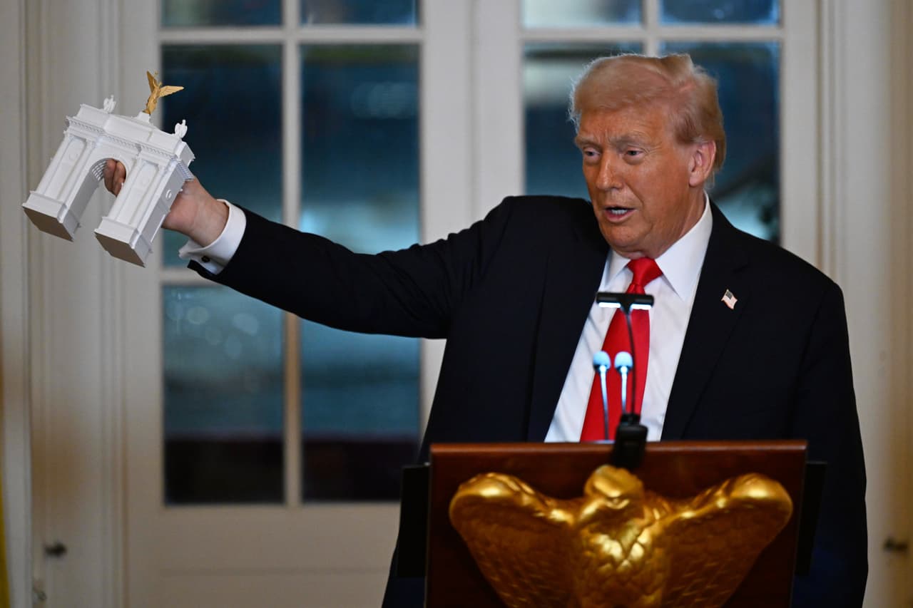 El presidente Donald Trump pronuncia un discurso en una cena para donantes que han contribuido a la construcción del nuevo salón de baile de la Casa Blanca, el miércoles 15 de octubre de 2025, en Washington.