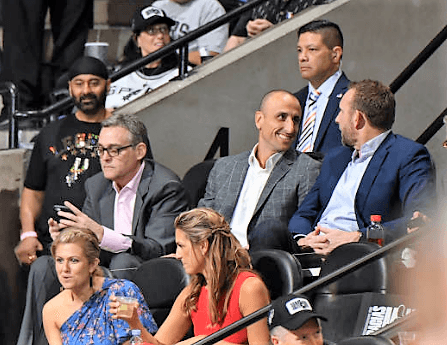 Ginóbili enfocado constantemente por las cámaras de la transmisión del partido.