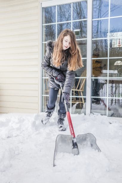 La responsabilidad Una de las cosas que la gente no suele evaluar cuando se muda a los suburbios es que allí son responsables de la financiación total de cualquier mejora de la casa, el paisajismo, la remoción de nieve y todos los gastos que suelen compartirse en los edificios, añadió Hoffman.