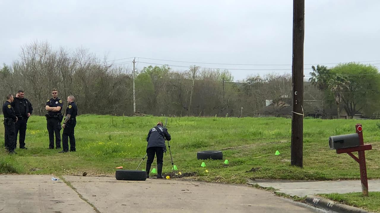 Un equipo de expertos forenses se encuentra en la escena del crimen adelantando las pesquisas.