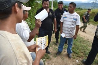 Familiares de los 43 estudiantes desaparecidos buscan puerta a puerta a sus hijos.