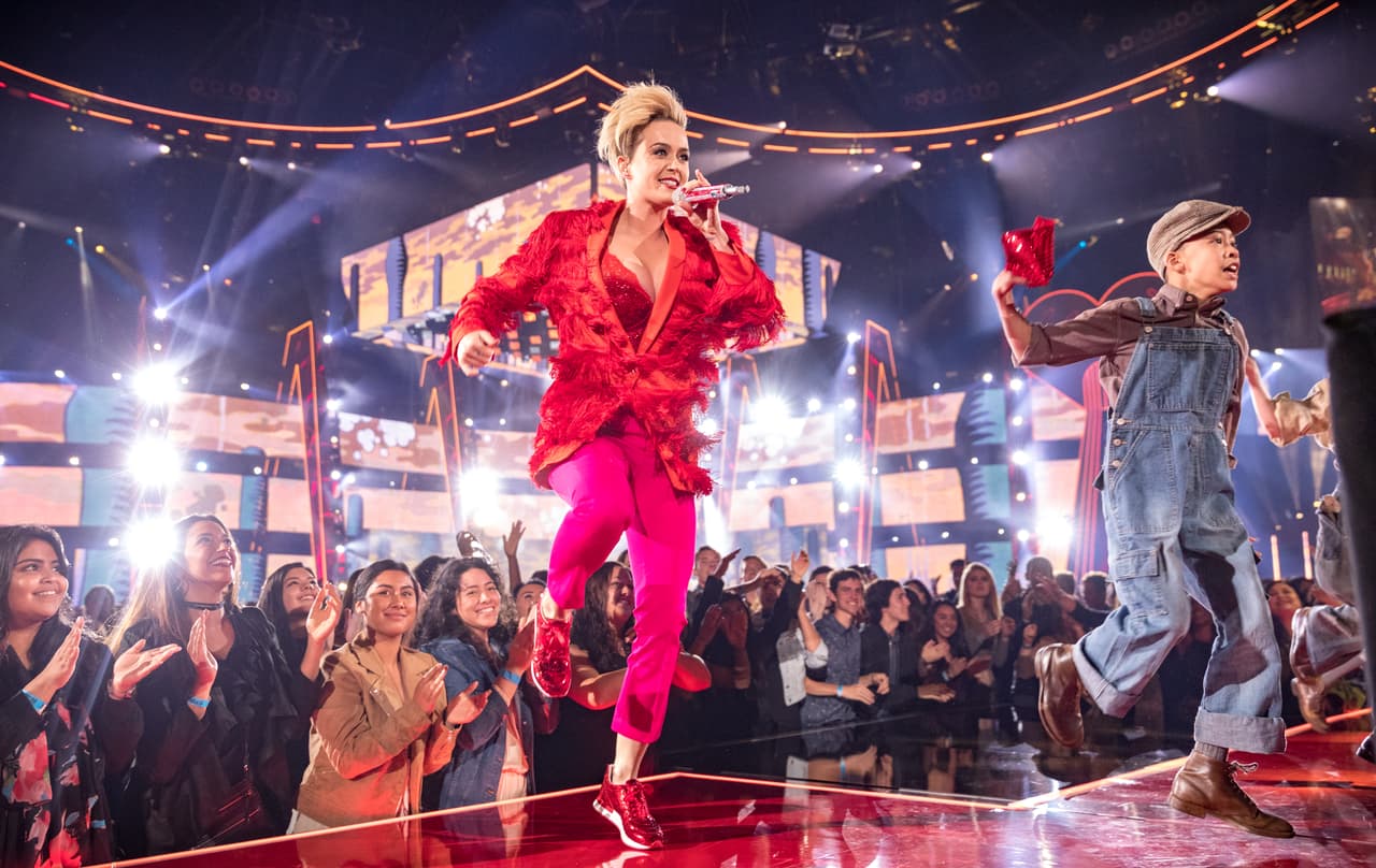 "Go Katy!" Recién separada de su novio Orlando Bloom, Katy Perry lució radiante al abrir la ceremonia de premiación de los iHeartRadio 2017.
