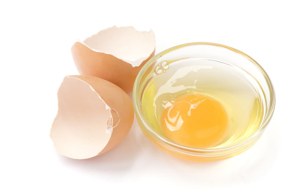 Si en la yema aparece una figura similar a un ojo, significa que hay personas que están todo el tiempo observándote, con gran envidia. Puede ser que te estén espiando o sólo que estén muy al pendiente de tu vida para averiguar cosas tuyas.