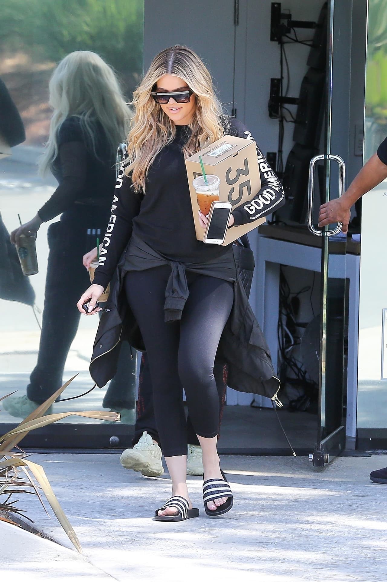 "
<b>Él no entiende por qué el tema tiene que discutirse</b>, pero Khloé ha dicho que si no se lidia con (el escándalo) en el show,
<b> las preguntas van a persistir</b>" explicó uno de los informantes.