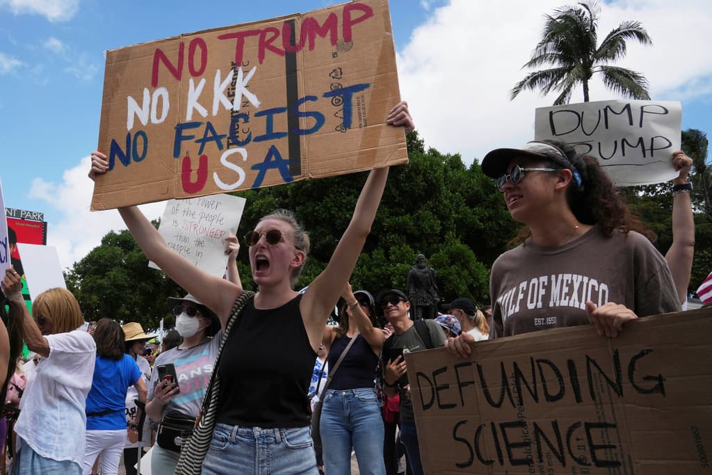 <b>En Miami:</b>
<br>Bajo la consigna 'Hands Off!', 'Manos afuera!', miles de personas se unieron para expresar su reclamo al presidente Trump, con quien difieren sobre diversas medidas que ha tomado en los primeros tres meses de mandato.