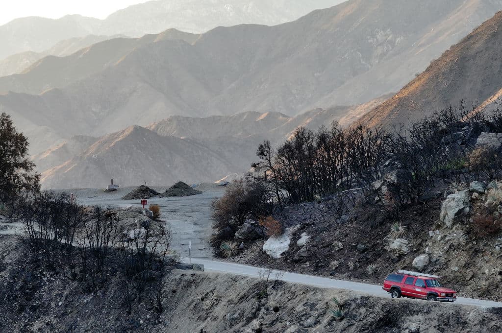 Las autoridades se encargan de revisar los senderos cerrados en la zona de Mount Baldy, por si es necesario rescatar a alguna persona irresponsable, antes de que sufra algún daño.