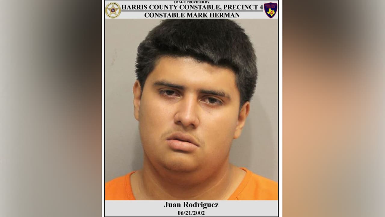 En el altercado ocurrido en la ciudad texana de Humble, fue arrestado Juan Rodríguez de 17 años quien está acusado de interferir en la labor de un servidor público. La investigación reveló que los tres adolescentes estaban ebrios.