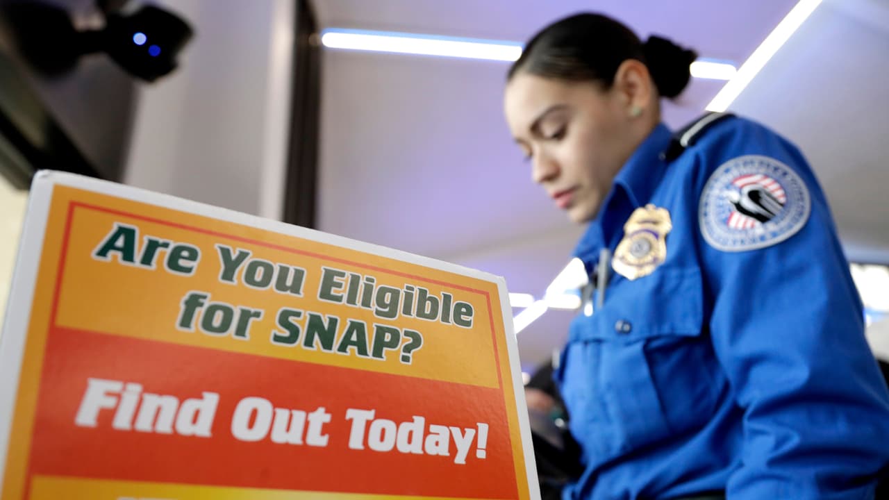 El gobierno considera un plan que busca deportar a residentes legales que han utilizado beneficios públicos