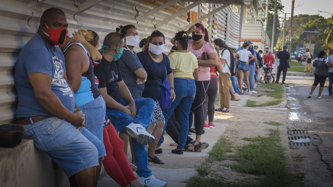 Entre las medidas que estaría considerando el régimen para controlar el brote de coronavirus se encuentra limitar el movimiento nocturno a partir de las 11:00 pm, sobre todo en la Habana.