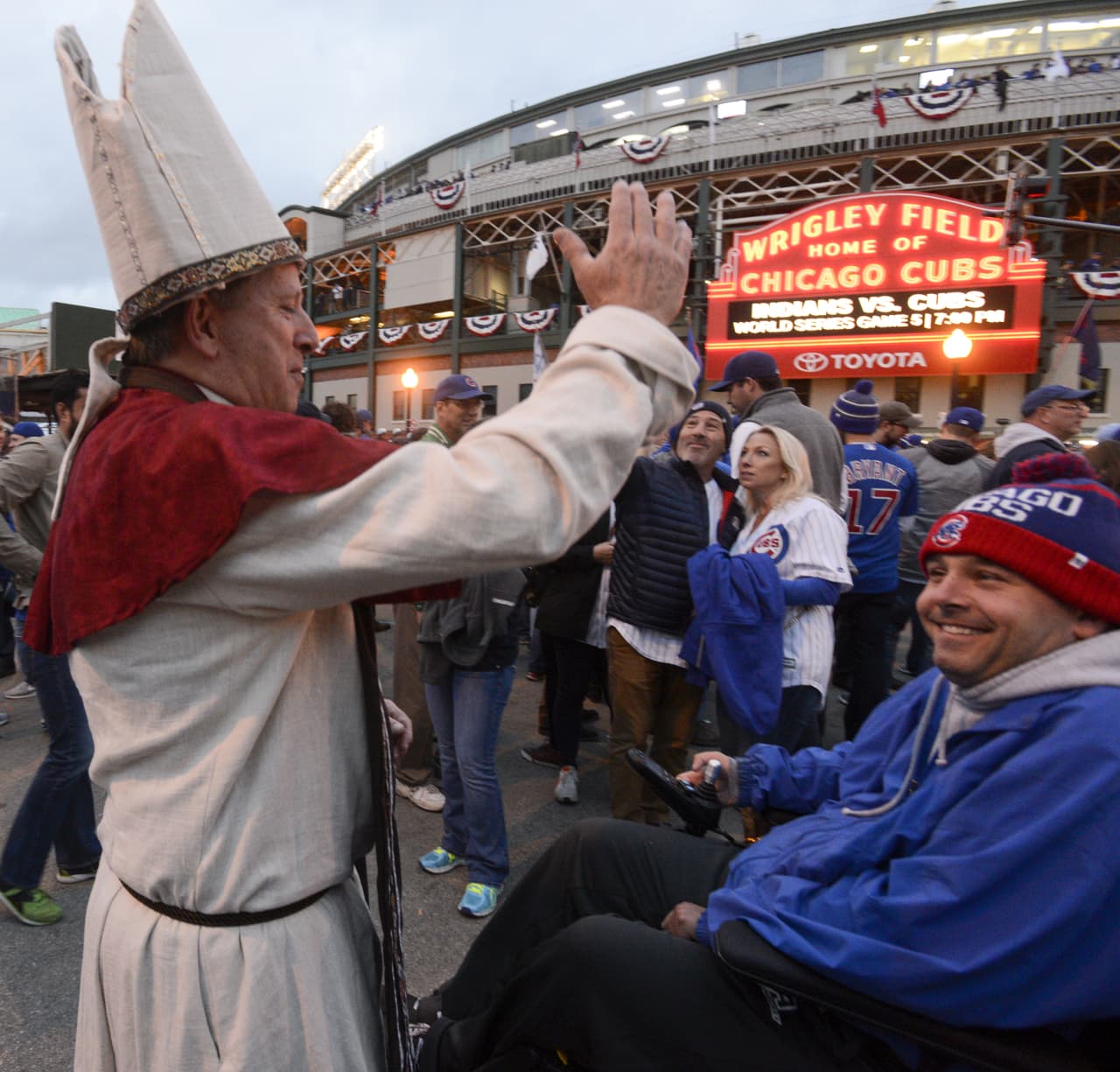 Por si acaso, los fanáticos también se aferraron a una ayuda celestial con la idea de quitarle la mala racha al Wrigley Field.
