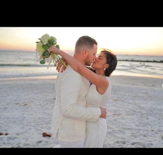 Se casaron un año después (31 de diciembre de 2019) por lo civil, en una boda íntima en Naples, Florida.