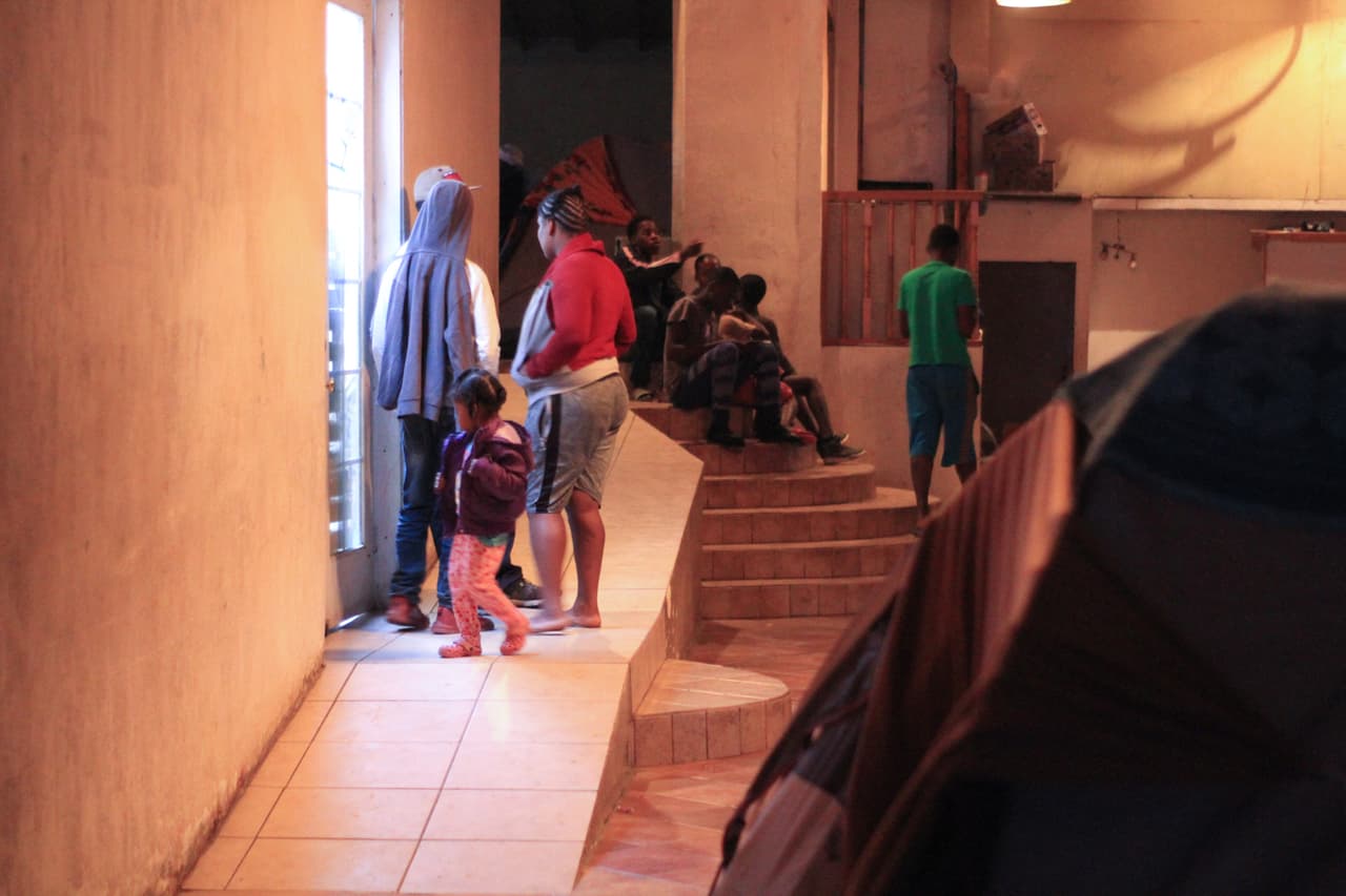 Los migrantes haitianos también se quejan de que quienes llevan la lista de quienes esperan para solicitar asilo reciben sobornos.