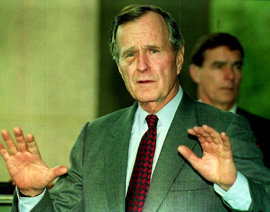 El presidente George H.W. Bush aterrizó en el aeropuerto de Meadows Field el 14 de julio de 1992 y fue en helicóptero hasta el Parque Nacional de Sequoia para hacer una declaración de protección de los bosques de la zona.