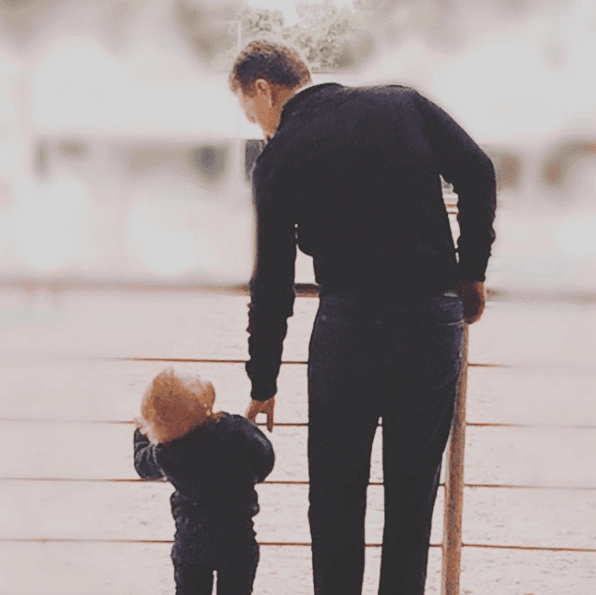 "Mis dos grandes amores", escribió la exintegrante de RBD junto a esta imagen en la que muestra cómo su primogénito ya sabe caminar.