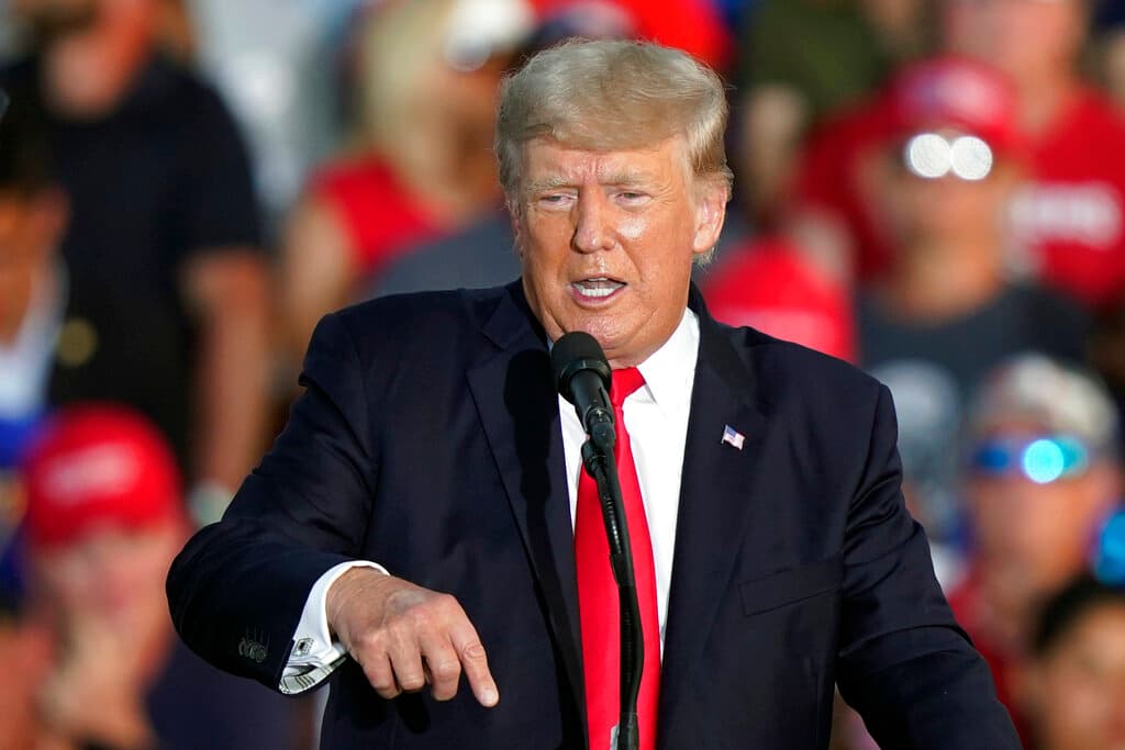 Trump sugirió en 2020 lanzar misiles a México para “destruir laboratorios de drogas”, asegura exsecretario de Defensa en libro de memorias