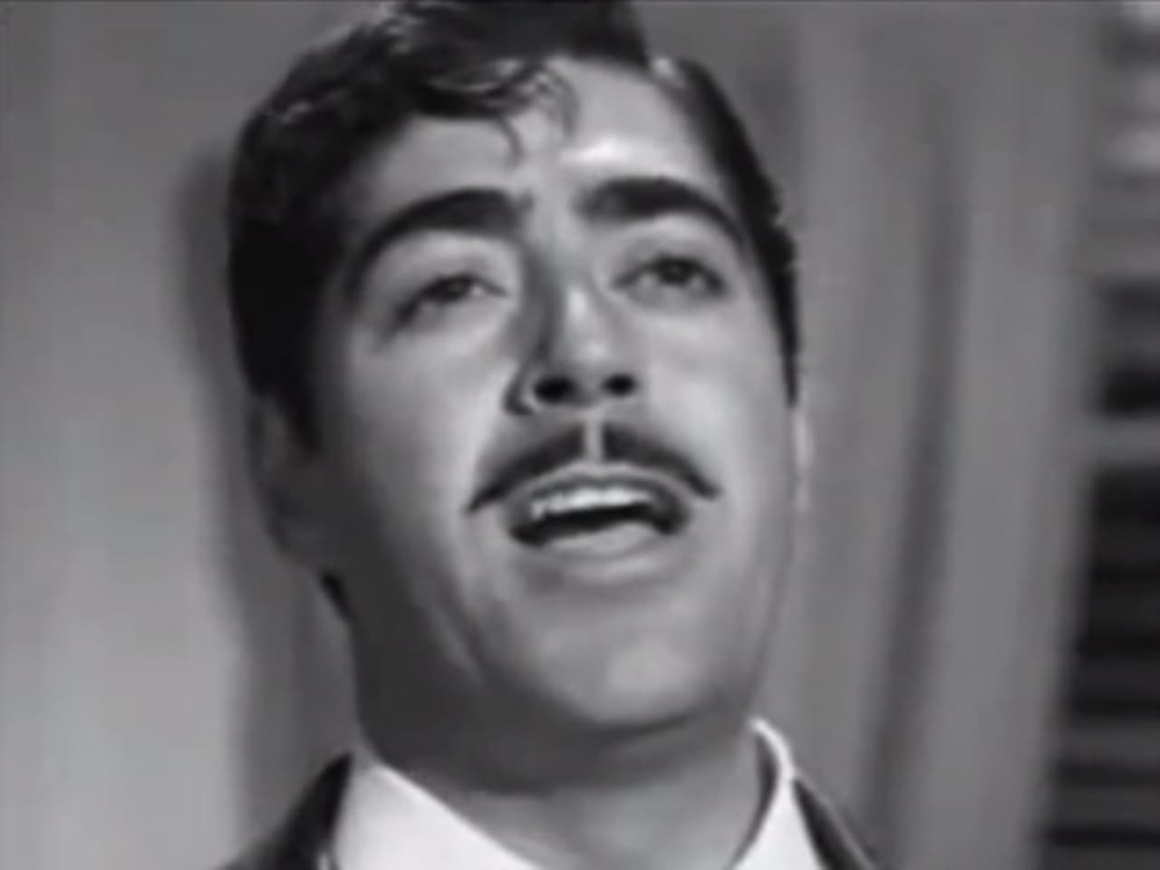 Luis Aguilar Manzo fue un actor y cantante de música ranchera de la época de oro del cine mexicano, conocido popularmente como ‘El Gallo Giro’, por la película homónima que estelarizó.