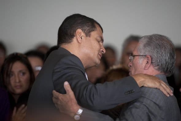 El analista político y docente de la Universidad Andina, Hernán Reyes, dijo a la AP que "de forma inmediata la figura del presidente (Correa) sale fortalecida, hubo un desenlace positivo para él, fue liberado ... retomó el mando desde el palacio de Carondelet y finalmente dejó la imagen ante la ciudadanía de que no claudicó ante los sublevados".