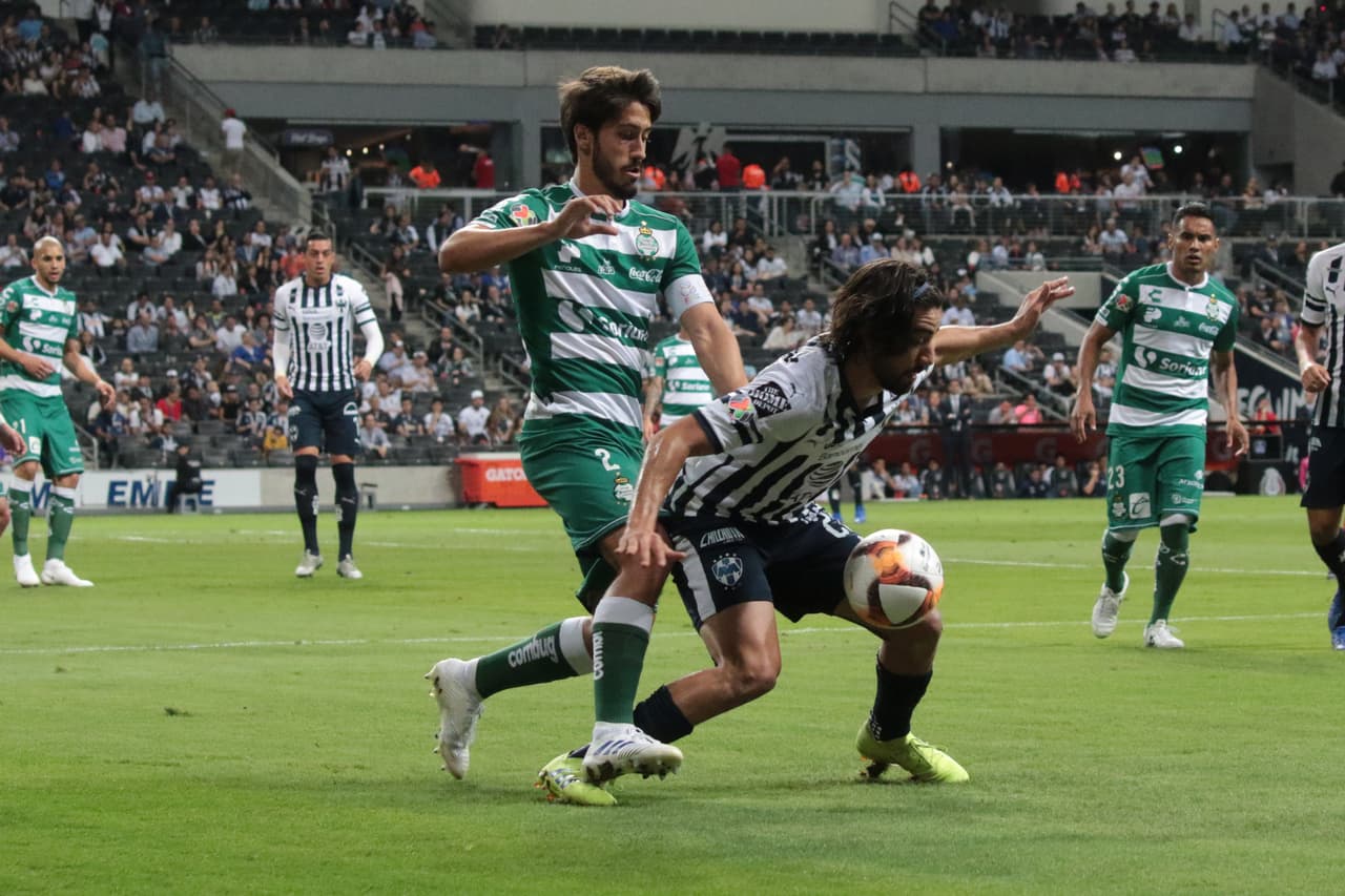 Santos trató de hacer su trabajo de endurecer la pierna, de marcar fuerte, de hacer sentir su presencia para ir equilibrando de nueva cuenta el juego.