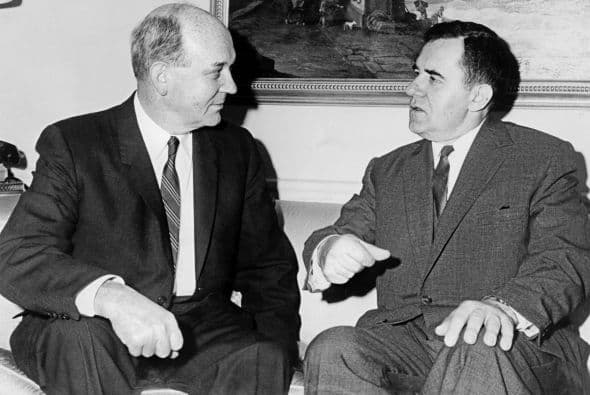Andrei Andreyevich Gromyko, Ministro de Relaciones Exteriores de la Unión de Repúblicas Socialistas Soviéticas, aquí con el Secretario de Estado Dean Rusk el 26 de septiembre de 1962. Mintiendo, el momento de la traición.
