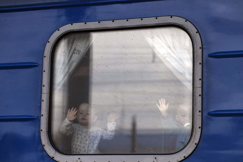 Niños se despiden de sus familiares en la estación de Slovyansk.