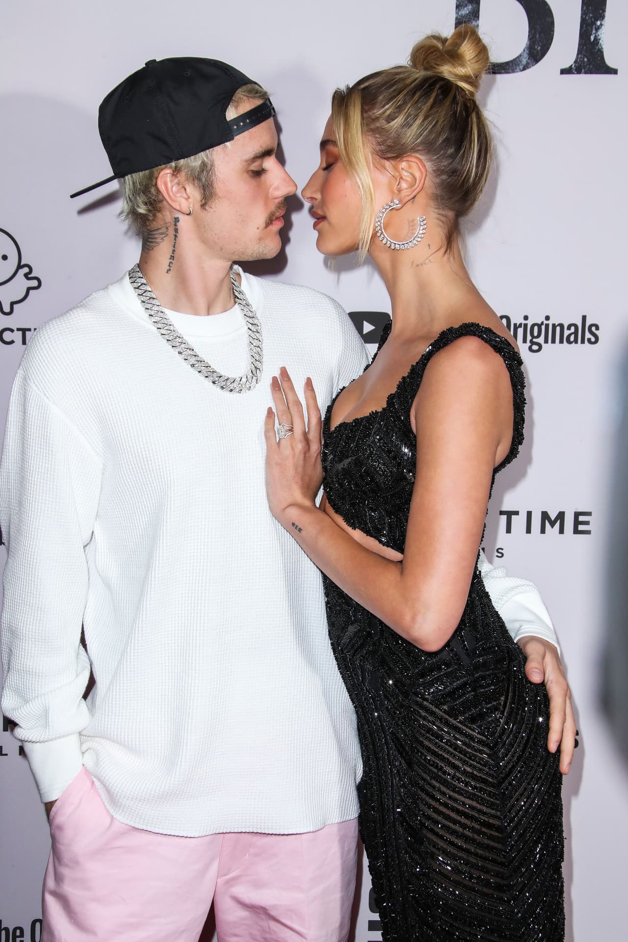 Ahora que 
<b><a href="https://www.univision.com/shows/el-gordo-y-la-flaca/justin-bieber-fue-captado-cerrandole-la-puerta-de-la-camioneta-en-la-cara-a-su-esposa-hailey-video" target="_blank">Justin Bieber y Hailey Baldwin</a></b> están casados tanto por las leyes civiles como religiosas, han emprendido nuevos proyectos maritales y entre ellos está el hacerse de un nuevo hogar. 
<br>