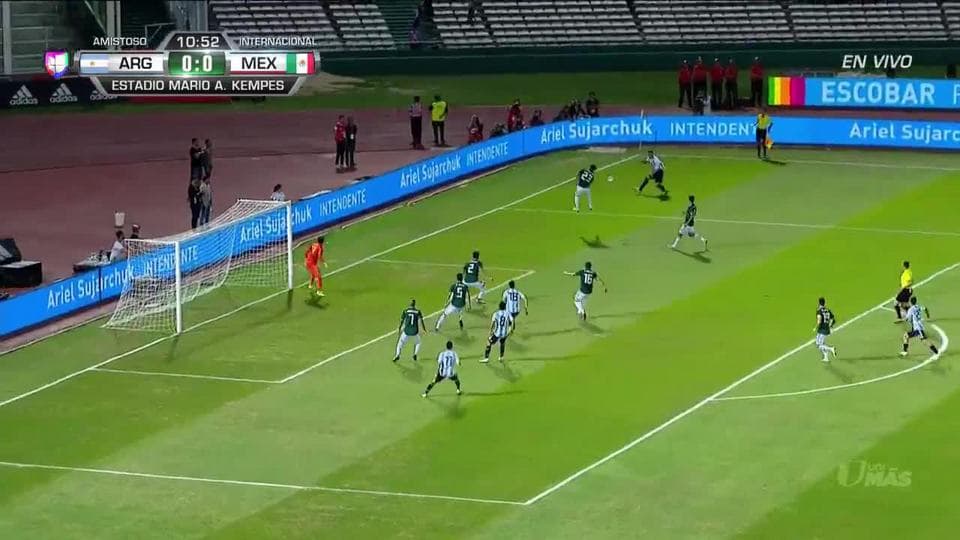 Néstor Araújo despeja el balón y aleja el peligro