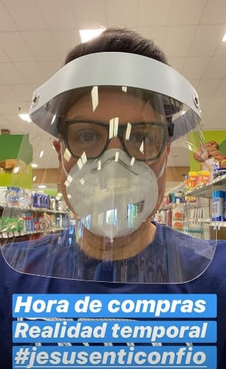 Así es como Raúl González se cuida al hacer las compras para su casa y así proteger a sus queridos padres durante esta “realidad temporal”, como él llama a la pandemia. 
<br>