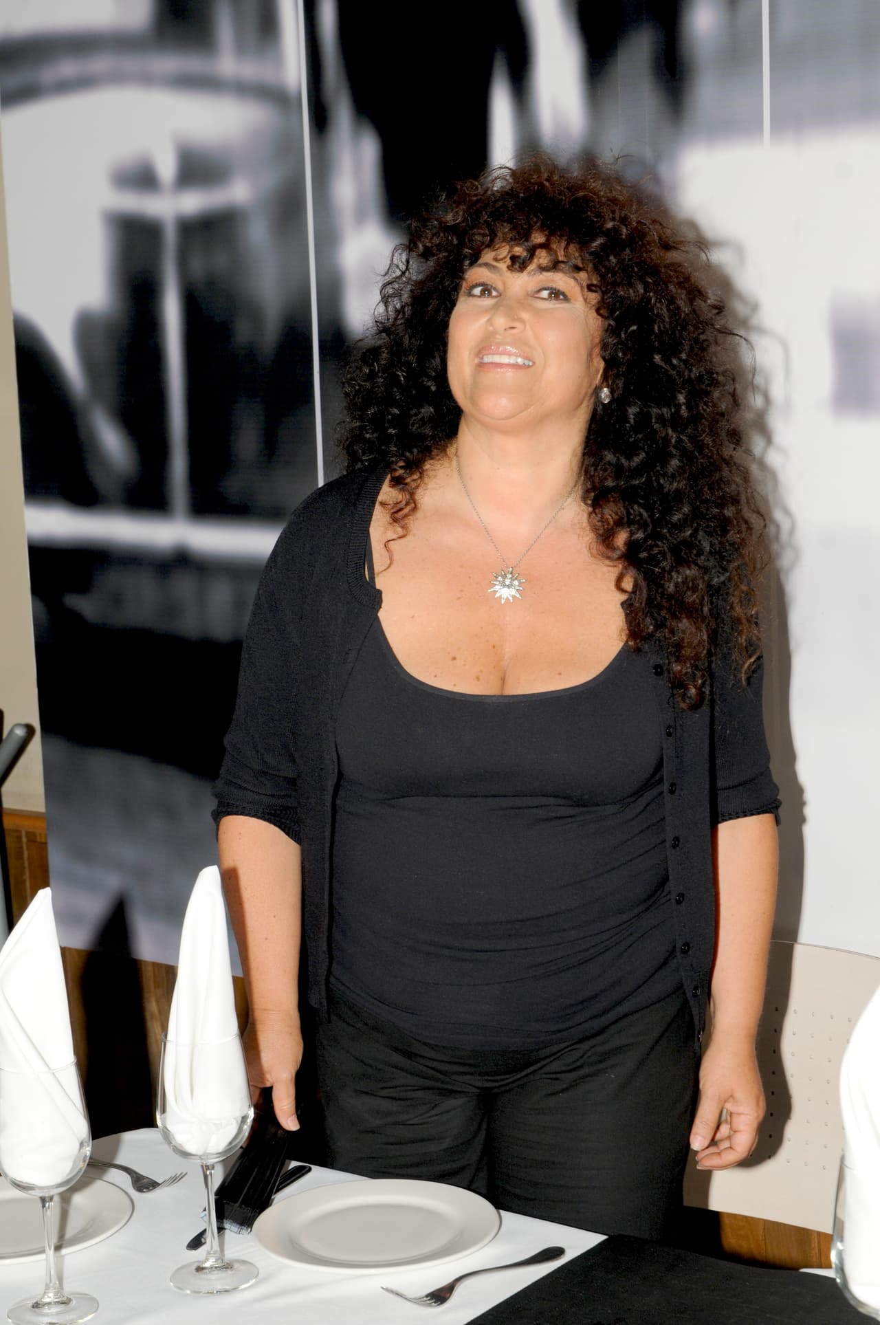 “Hay que tener mucha fe, vitaminarse, lavarse mucho las manos y encomendarse a que por favor no llegue justo
<b>un apestado</b> a darte la mano o a querer darte un beso”, dijo la artista.