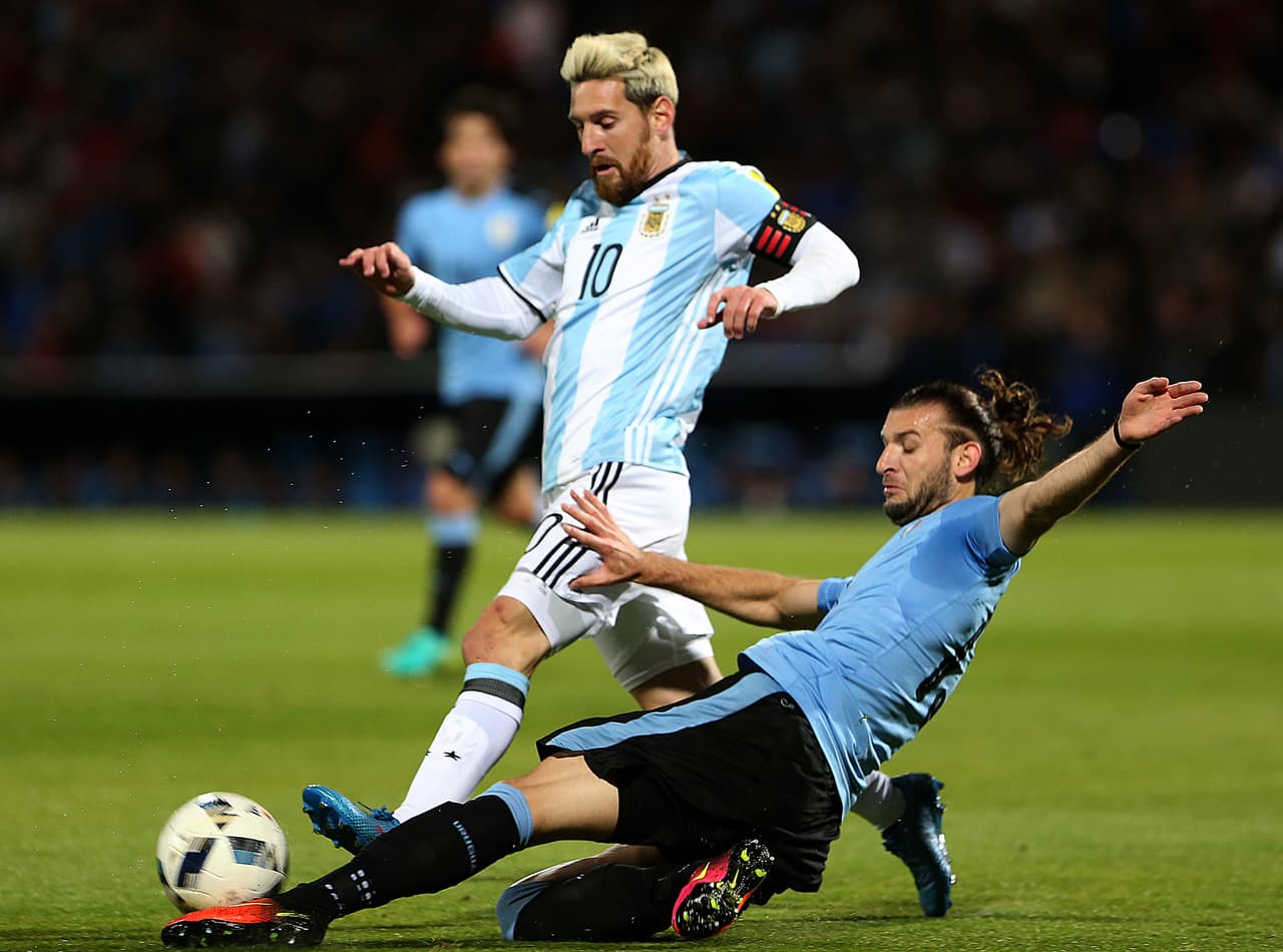 Sin embargo, Gastón Silva habló con el seleccionador uruguayo, Óscar Washington Tabárez, quien le aconsejó no jugar en la Liga MX y optar mejor por Independiente de Avellaneda de Argentina.