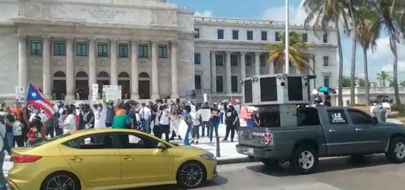 Además de denunciar las bajas escalas salariales, los manifestantes reclamaron que son igualmente de esenciales y están en el mismo riesgo que otros profesionales de la salud que ya recibieron el incentivo de $2,500 del gobierno.