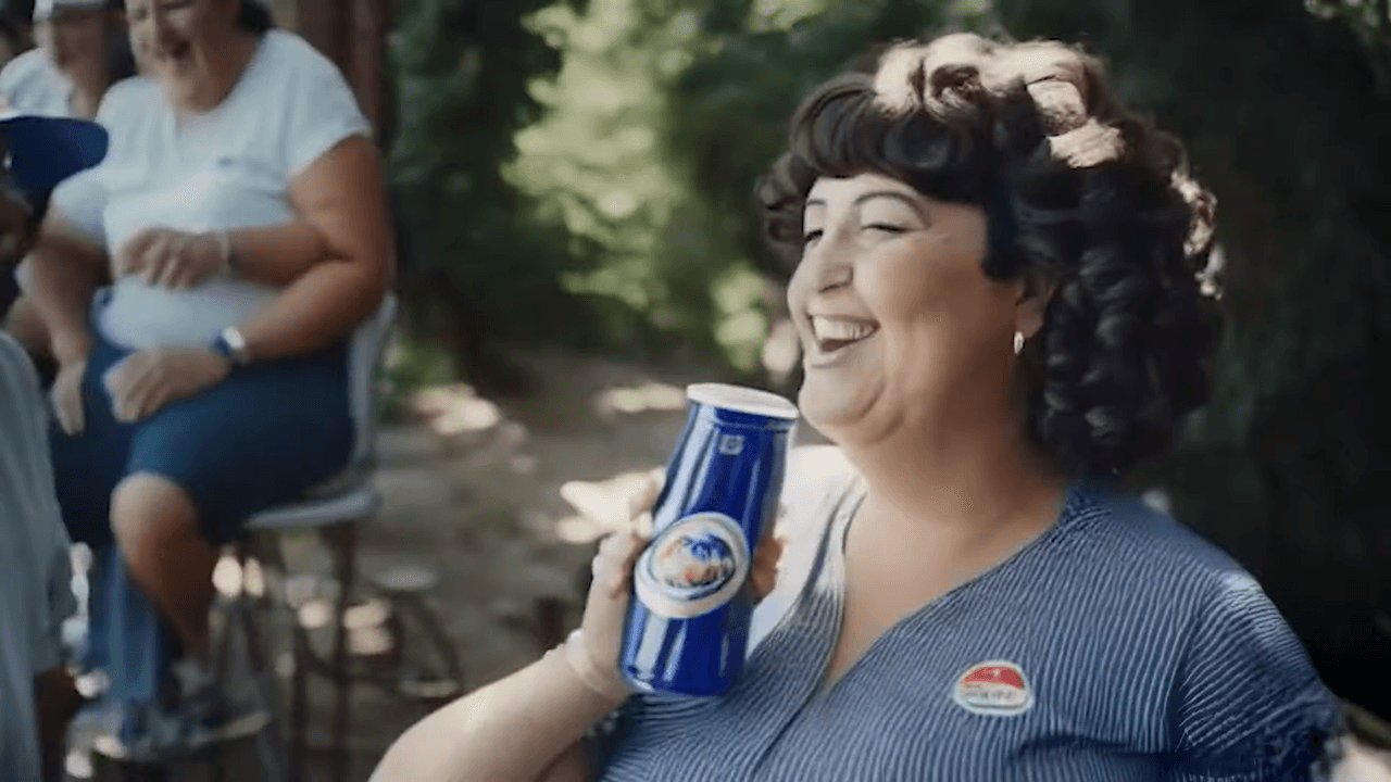 Así se ve 'Synthetic Summer', el anuncio viral de cerveza generado por Inteligencia Artificial.