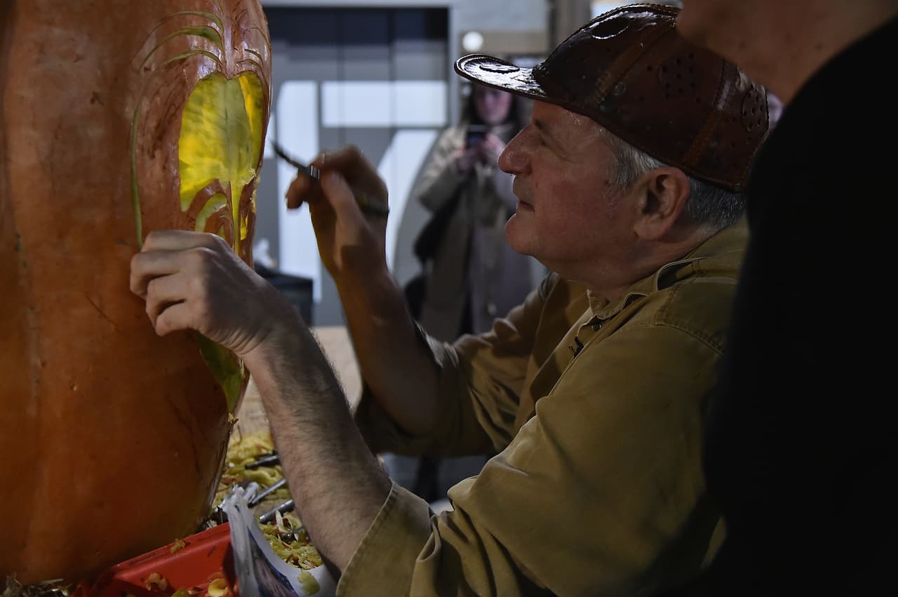 El pasado viernes, McMahon trabajó dos horas en la calabaza "presidencial".