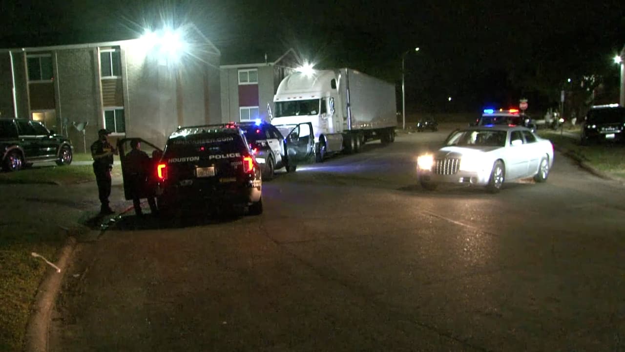 Durante el trayecto, chocaron a otro auto y siguieron hasta llegar a unos apartamentos en Houston.